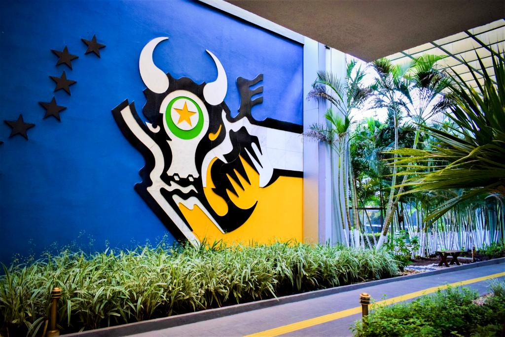 Governador assina convênios de infraestrutura e entrega equipamentos eletrônicos para escolas estaduais